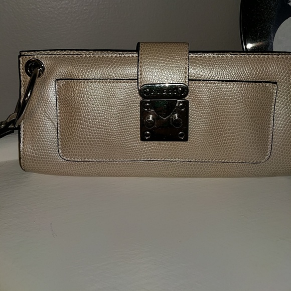 🎉🎉SALE🎉🎉 Guess Pearl Wristlet - Picture 2 of 2